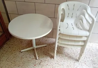 Mesa redonda y 4 sillas de plástico blanco