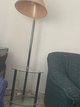 Lámpara de pie con mesa de cristal