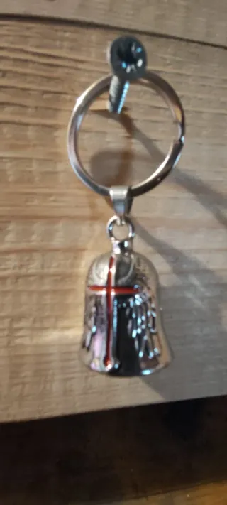 Campana protectora con cruz roja