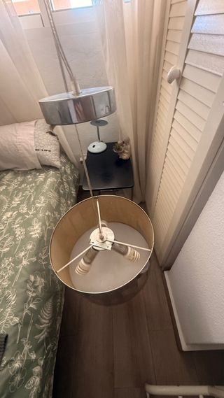 Lámpara de mesa con diseño de ciudad