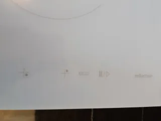Placa de inducción blanca marca Beko