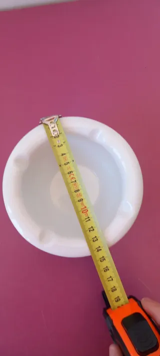 Cenicero blanco de cerámica