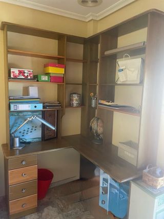 Escritorio de madera con estanterías