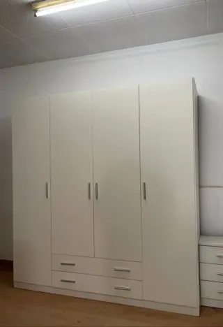 Armario de madera con 2 puertas y cajones