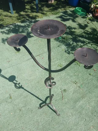Portavelas o candelabro de pie de metal forjado.