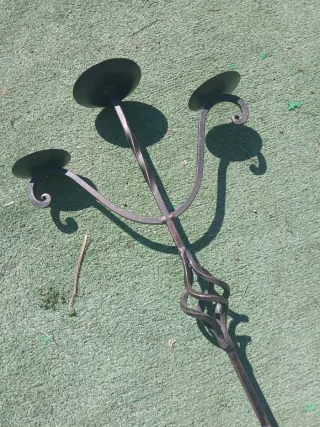 Portavelas o candelabro de pie de metal forjado.