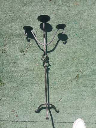 Portavelas o candelabro de pie de metal forjado.