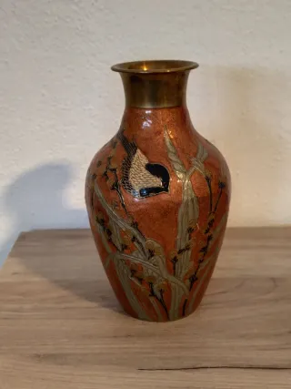 Jarrón antiguo de bronce