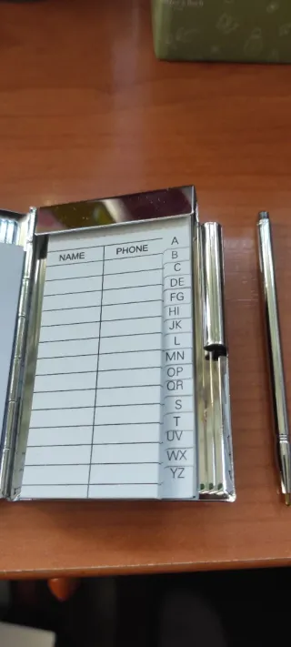 Agenda de teléfono plateada años 60