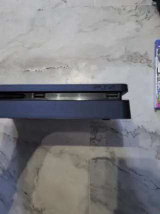 PS4 Slim Negra + 2 Juegos