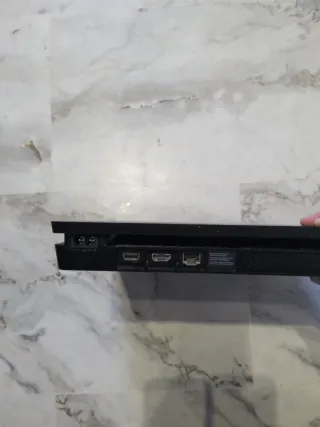 PS4 Slim Negra + 2 Juegos