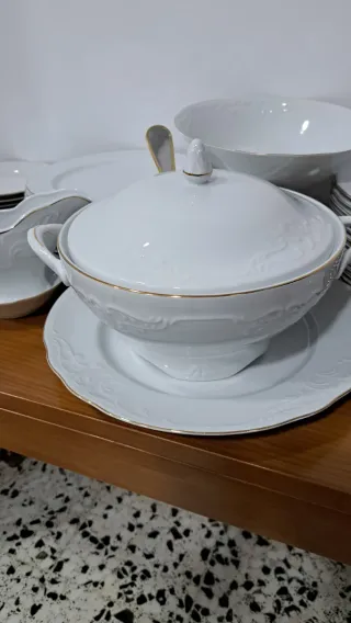 Vajilla de porcelana con borde dorado