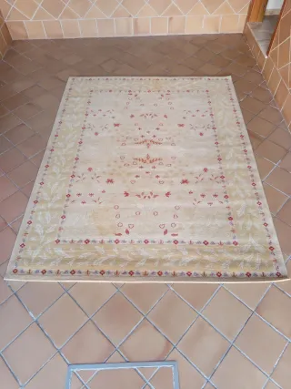 Alfombra de lana beige y roja