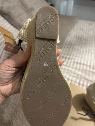 Sandalias cuña negras y beige