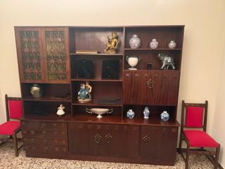 Mueble de salón de madera y cristal