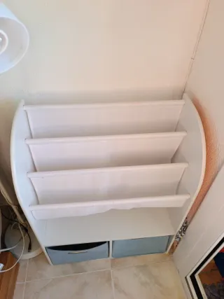 Estantería infantil blanca con cubos