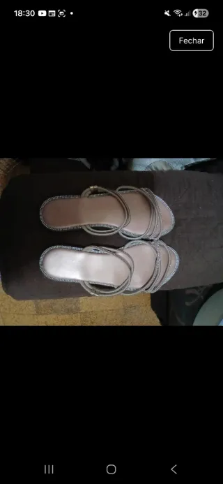 Sandálias com brilhantes bege e prata