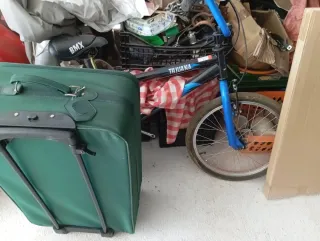 Mesa y 2 sillas de madera oscura