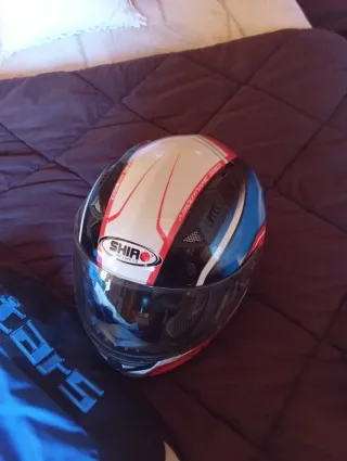 Mesa y 2 sillas de madera oscura