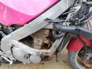 Moto Kawasaki zzr Rosa y Roja
