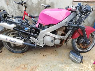 Moto Kawasaki zzr Rosa y Roja