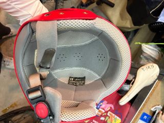 Casco de esquí NZI adulto rojo.