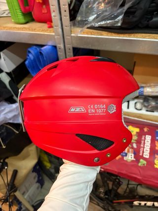 Casco de esquí NZI adulto rojo.