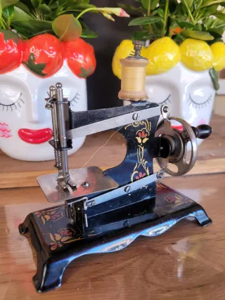 Máquina de coser de juguete antigua