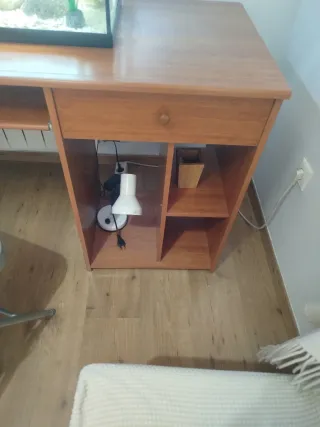 Escritorio madera marrón con cajón y estantes