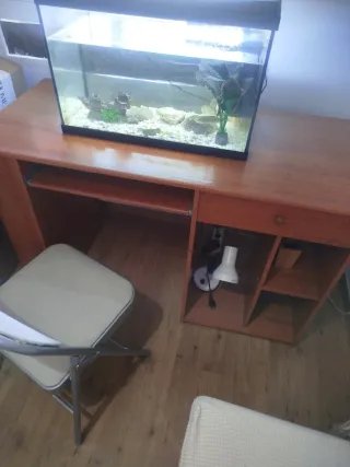 Escritorio madera marrón con cajón y estantes