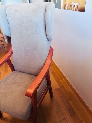 Poltrona con braccioli e orecchie in legno di faggio