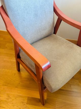 Poltrona con braccioli e orecchie in legno di faggio