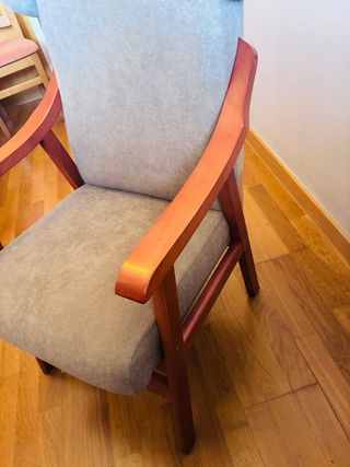 Poltrona con braccioli e orecchie in legno di faggio