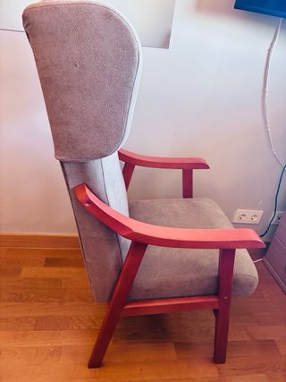 Poltrona con braccioli e orecchie in legno di faggio