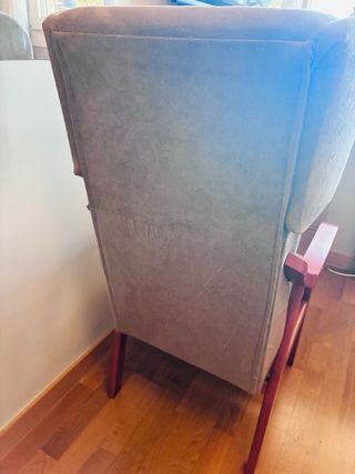 Poltrona con braccioli e orecchie in legno di faggio