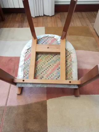 Silla auxiliar de madera y tela.