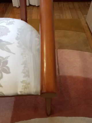 Silla auxiliar de madera y tela.