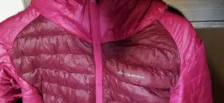 Plumífero Quechua rosa y rojo