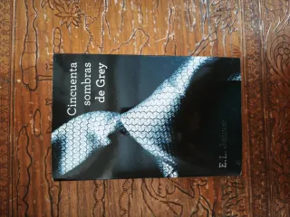 Vendo Cincuenta sombras de Grey de E. L. James.