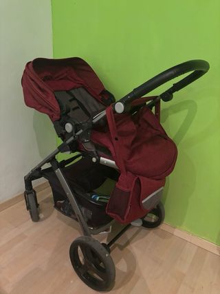 Carrito de bebé color burdeos