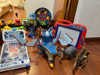 Lote de juguetes varios.