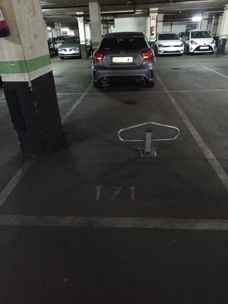 Se venden tres plazas de garaje en Barcelona.