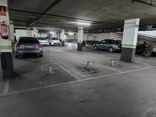 Se venden tres plazas de garaje en Barcelona.