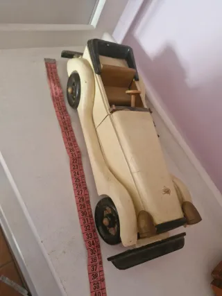 Coche Madera Sigris Tallado Pintado Mano. SIGRIS.