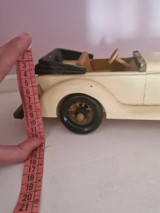 Coche Madera Sigris Tallado Pintado Mano. SIGRIS.