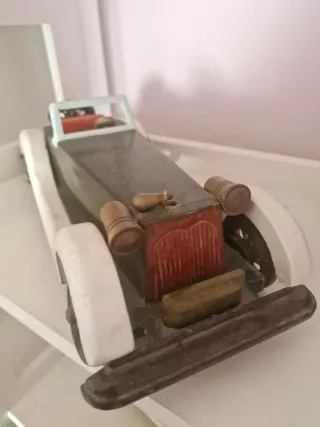 Coche Madera Sigris Tallado Pintado Mano. SIGRIS.