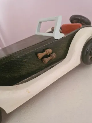 Coche Madera Sigris Tallado Pintado Mano. SIGRIS.