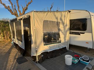 Toldo para caravana con cerramiento