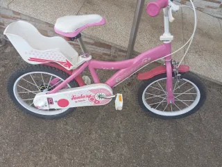 Bicicleta infantil rosa con asiento