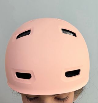 Casco rosa para patín, patinete o bici.